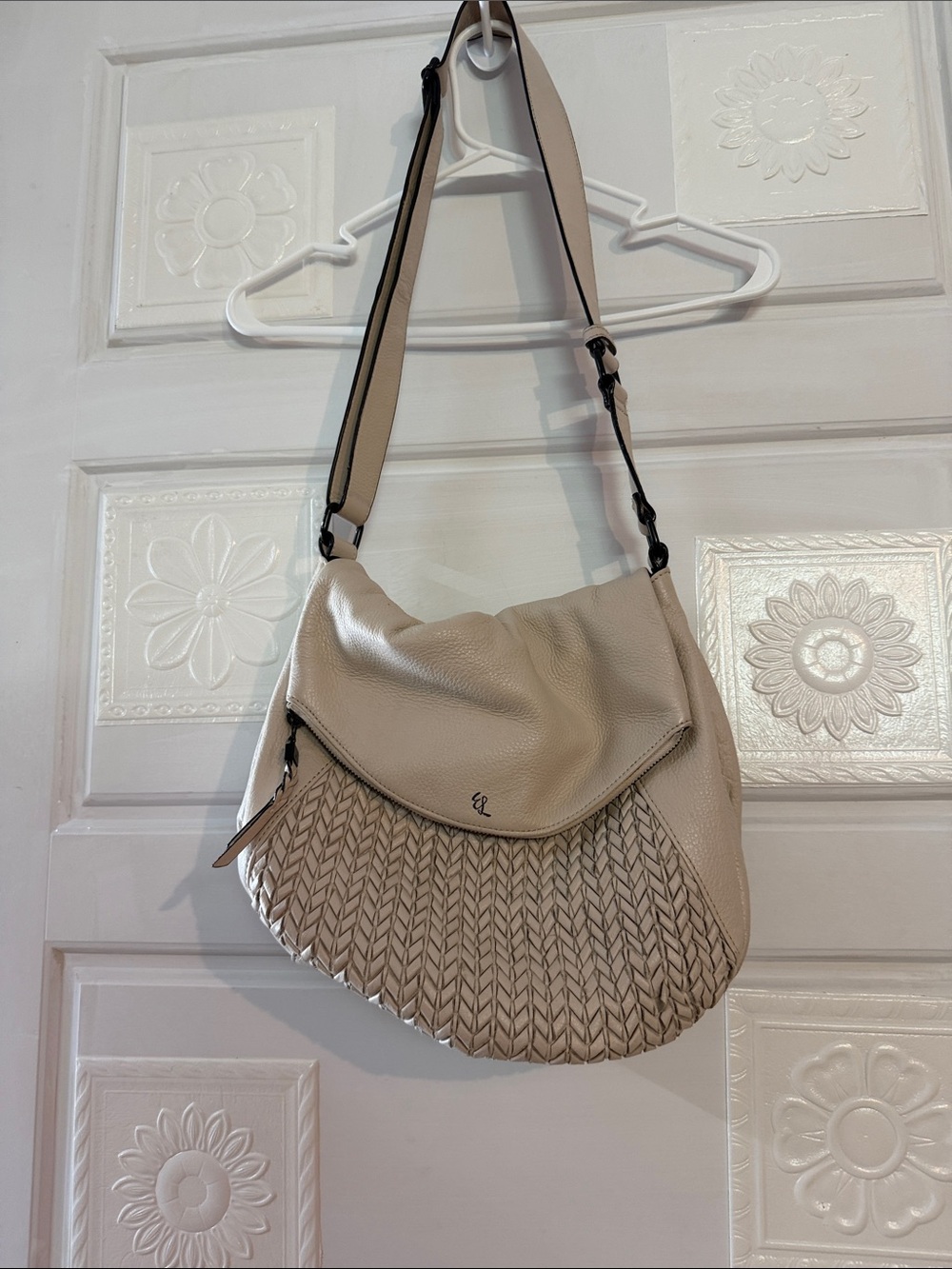 Elliott lucca shoulder bag. Magnetic closure.